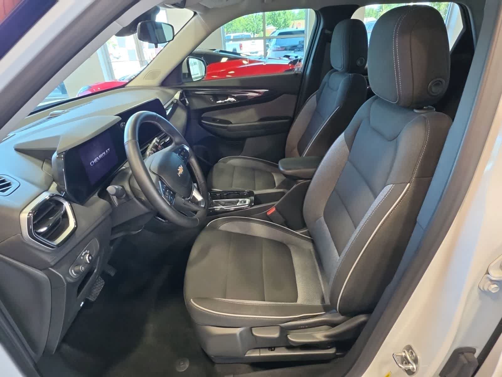 Used 2024 Chevrolet TrailBlazer LT w/ LT Cold Weather Package AWD/4WD image 14