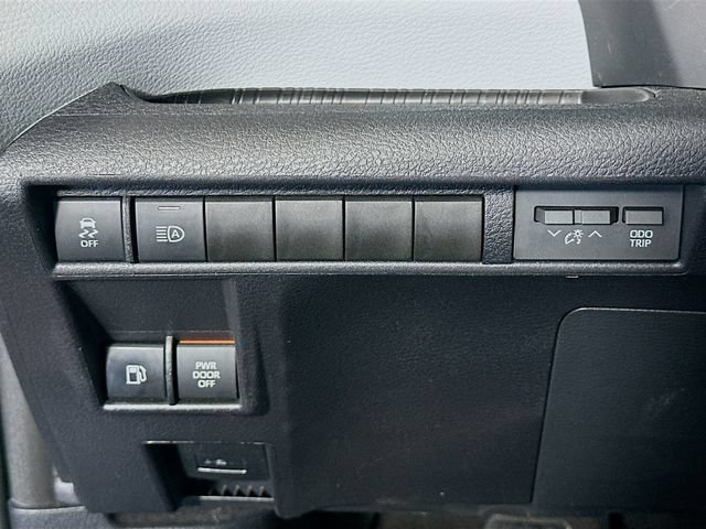 Certified 2025 Toyota Sienna XLE FWD image 11