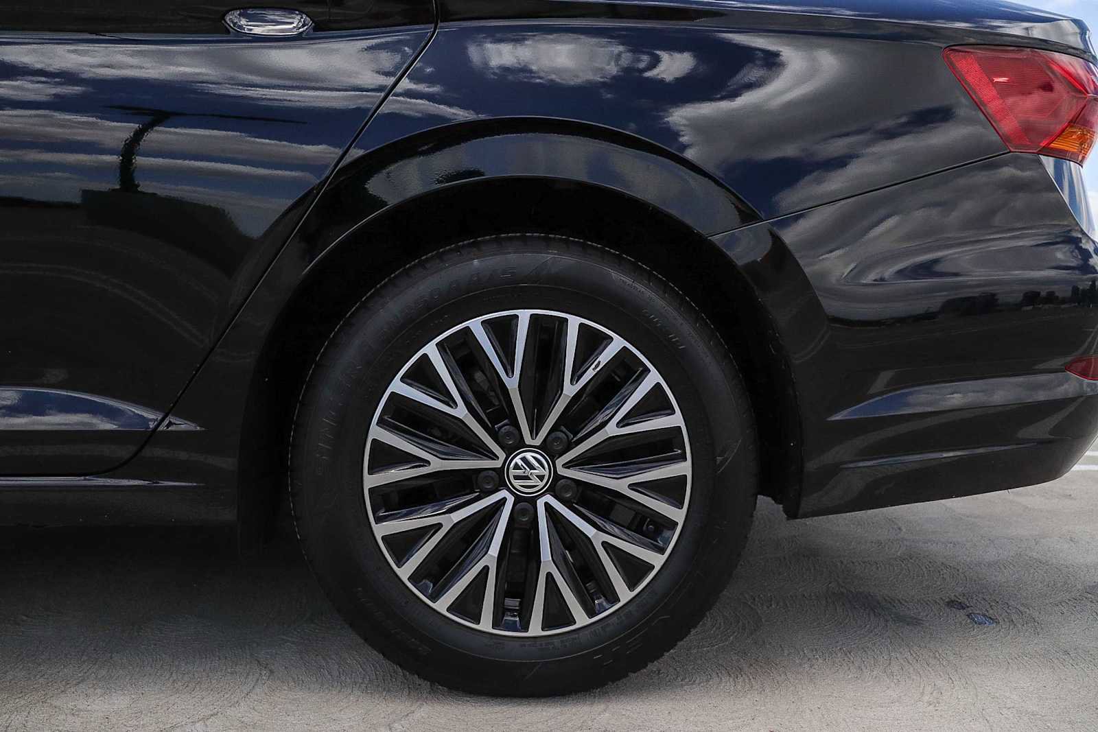 Used 2019 Volkswagen Jetta SE w/ Cold Weather Package FWD image 10