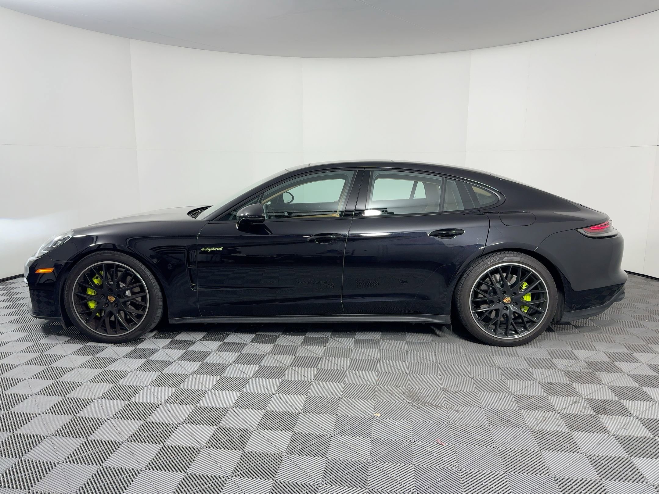 Certified 2023 Porsche Panamera 4 image 2