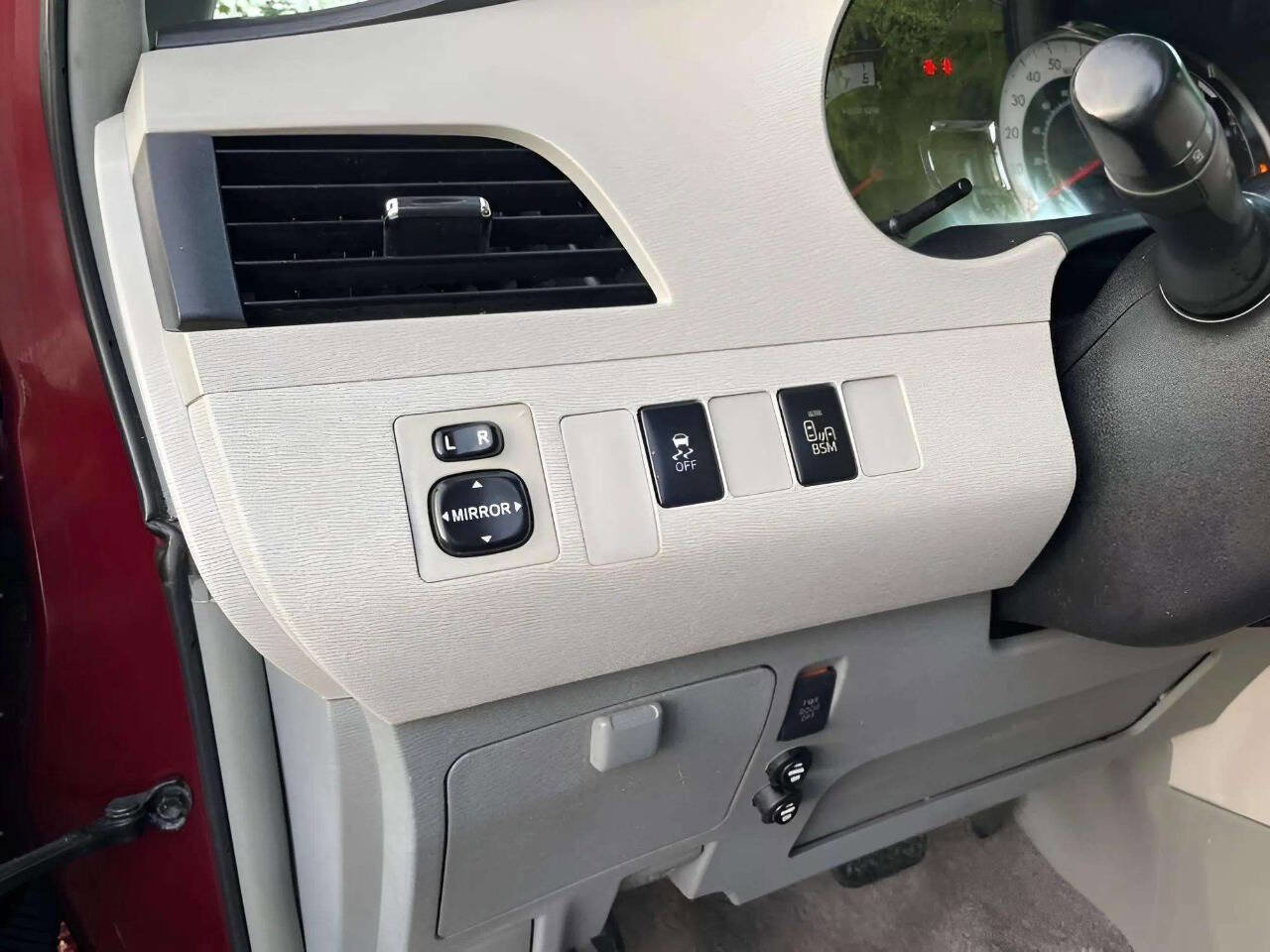 Used 2014 Toyota Sienna SE image 21