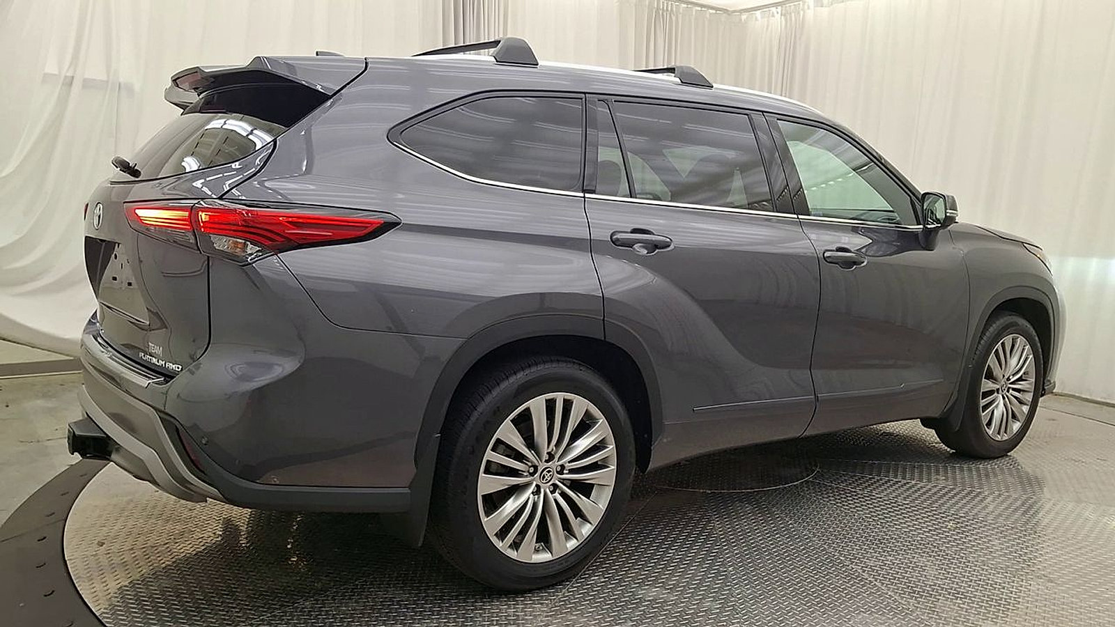 Used 2022 Toyota Highlander Platinum AWD/4WD image 4