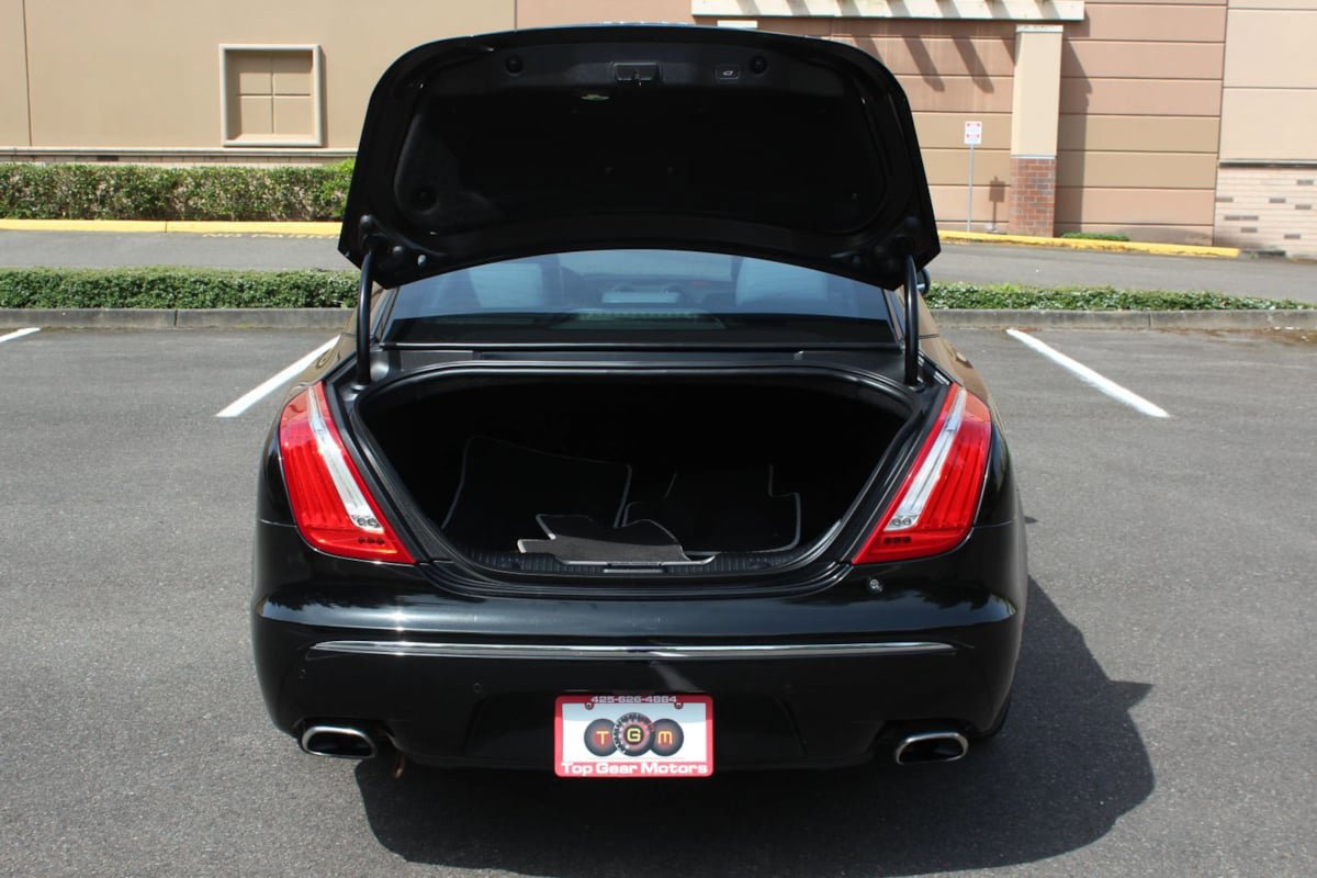 Used 2013 Jaguar XJ AWD image 28