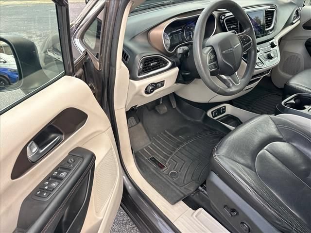 Used 2017 Chrysler Pacifica Touring Plus w/ Tire & Wheel Group FWD image 13