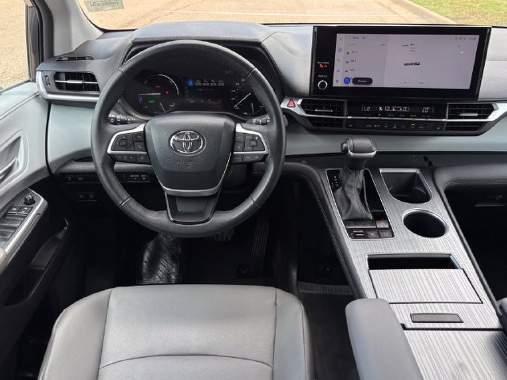Used 2025 Toyota Sienna XLE FWD image 11
