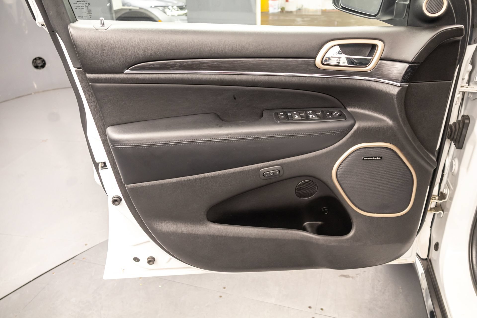 Used 2016 Jeep Grand Cherokee Summit AWD/4WD image 30