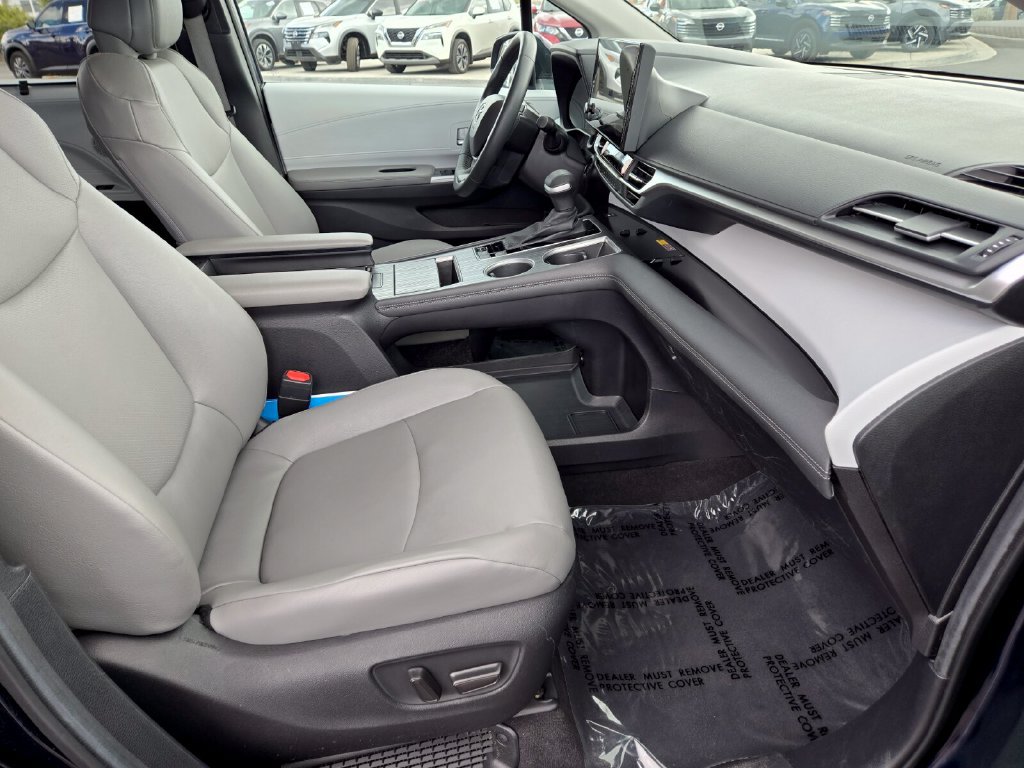 Used 2025 Toyota Sienna XLE FWD image 22