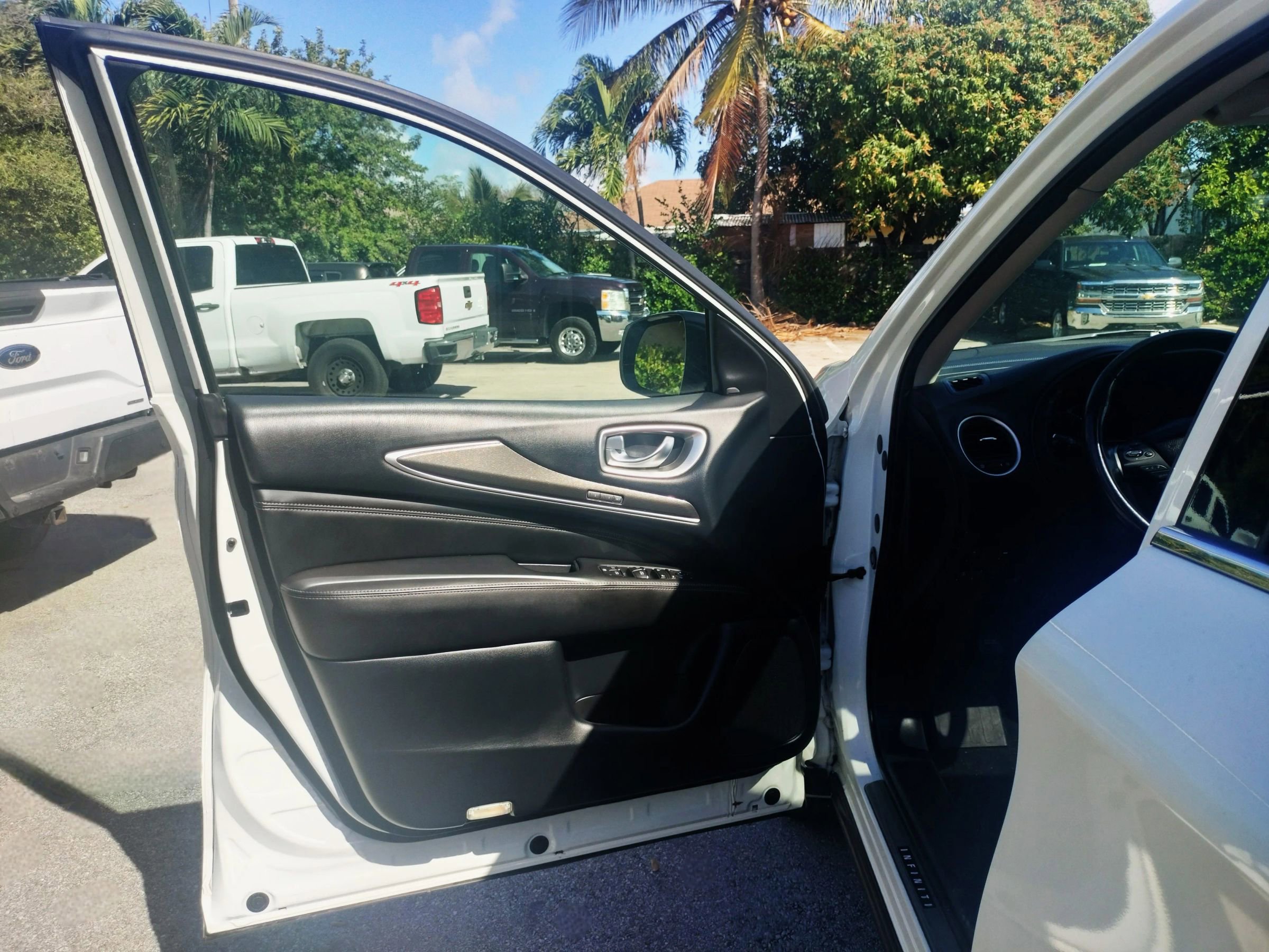Used 2019 INFINITI QX60 Luxe w/ Essential Package image 10
