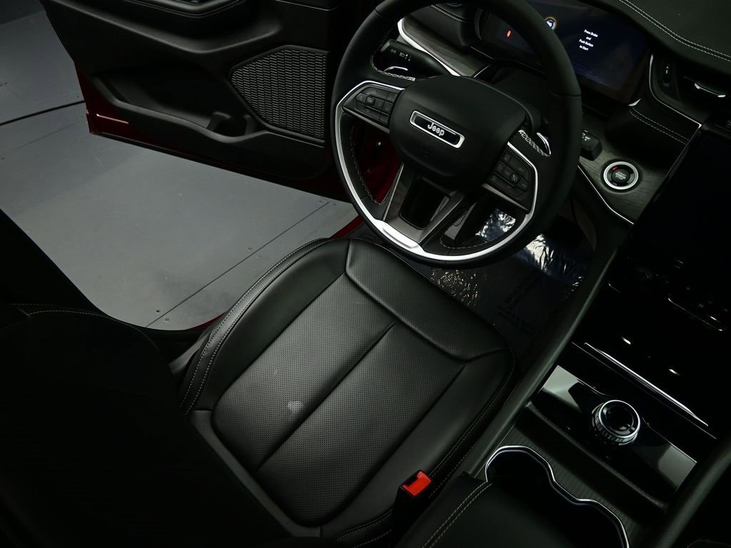 Used 2024 Jeep Grand Cherokee L Limited w/ Luxury Tech Group II image 9