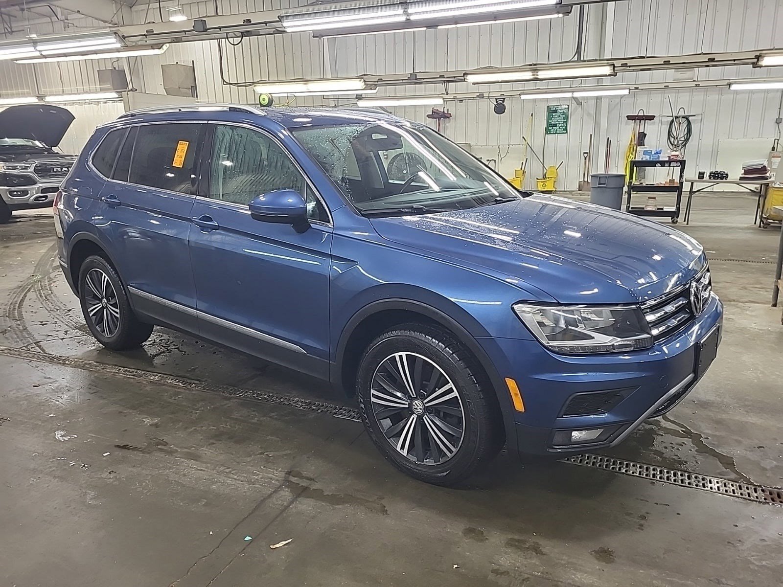 Used 2018 Volkswagen Tiguan SEL AWD/4WD image 2