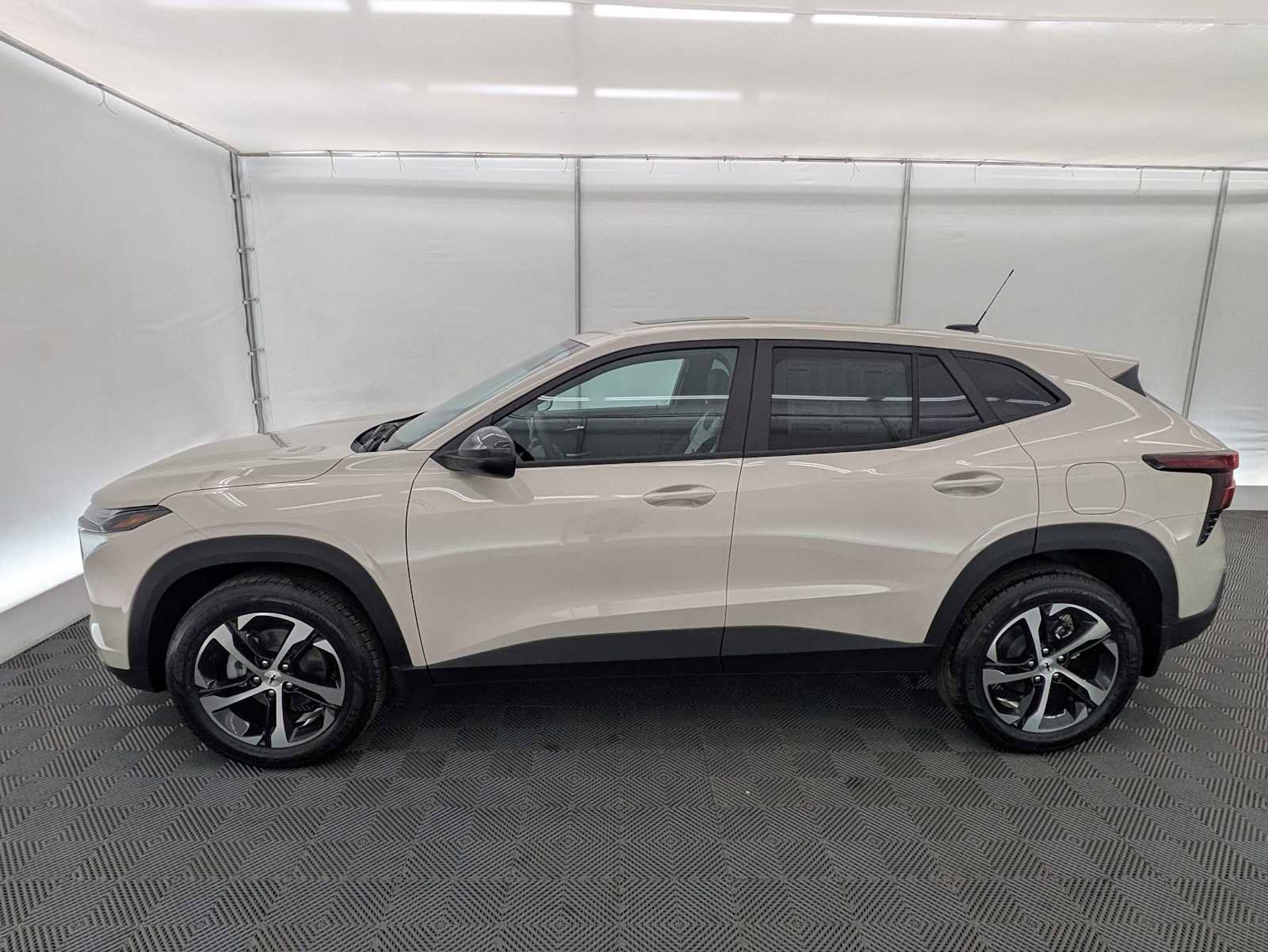 New 2026 Chevrolet Trax RS w/ Sunroof Package FWD image 3