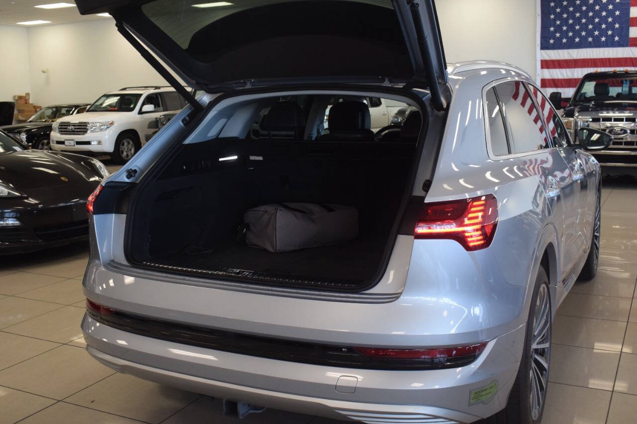 Used 2019 Audi e-tron Prestige w/ Prestige Package AWD/4WD image 32