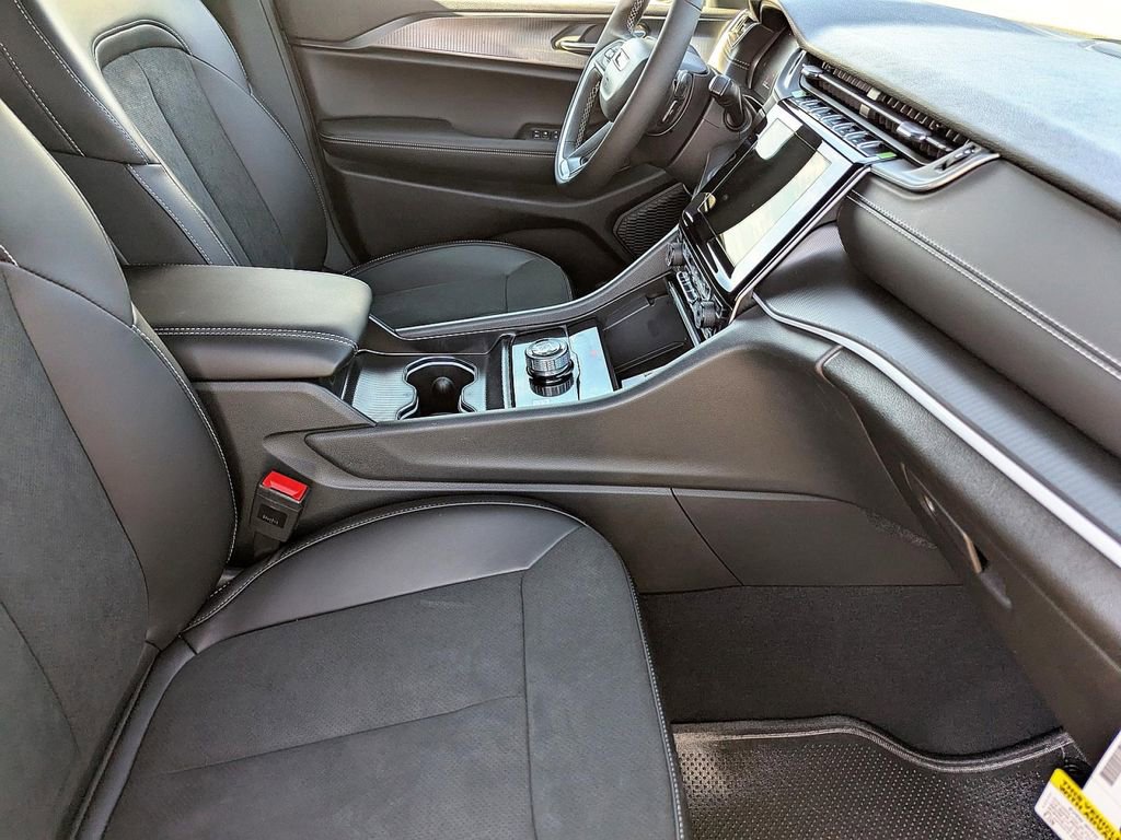 New 2025 Jeep Grand Cherokee L Laredo RWD image 28