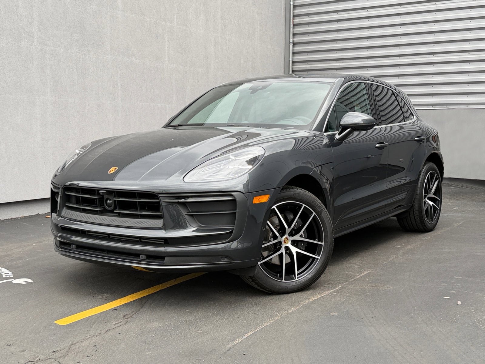 Certified 2025 Porsche Macan AWD/4WD image 1