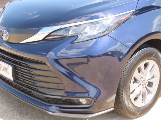 Used 2025 Toyota Sienna XLE FWD image 3