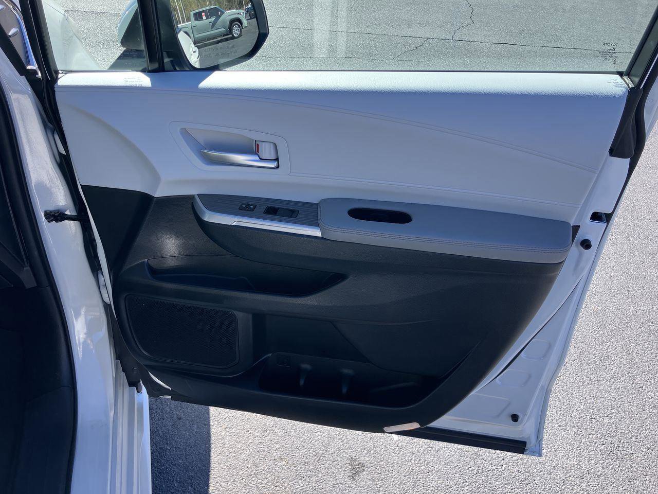 Used 2025 Toyota Sienna XLE image 33