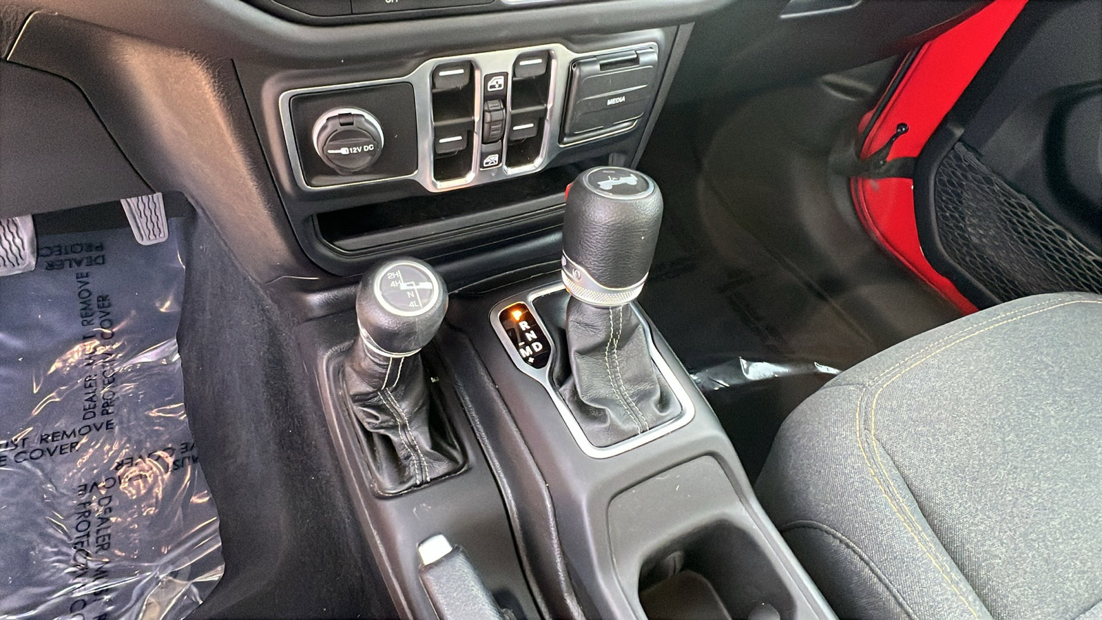 Used 2025 Jeep Wrangler Sahara image 29