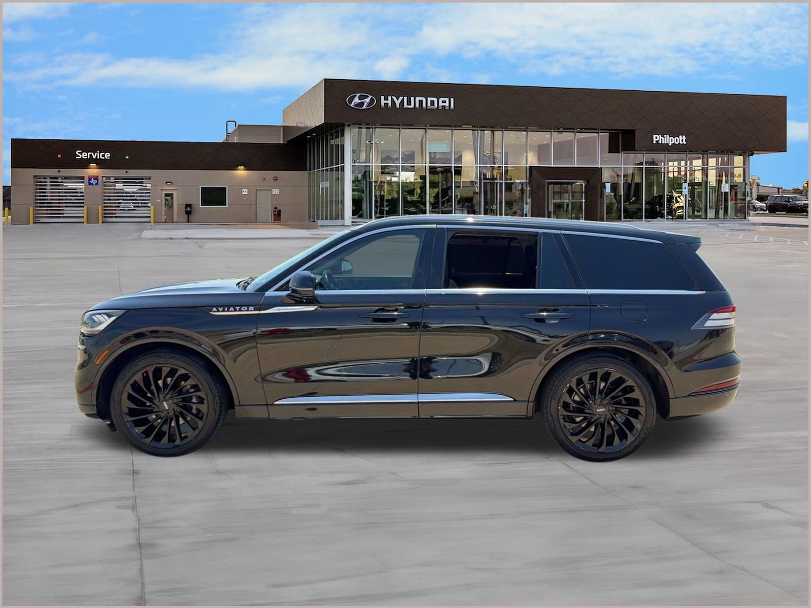 Used 2022 Lincoln Aviator Reserve w/ Equipment Group 201A RWD image 2