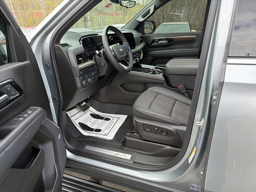 Used 2025 Chevrolet Tahoe High Country AWD/4WD image 9