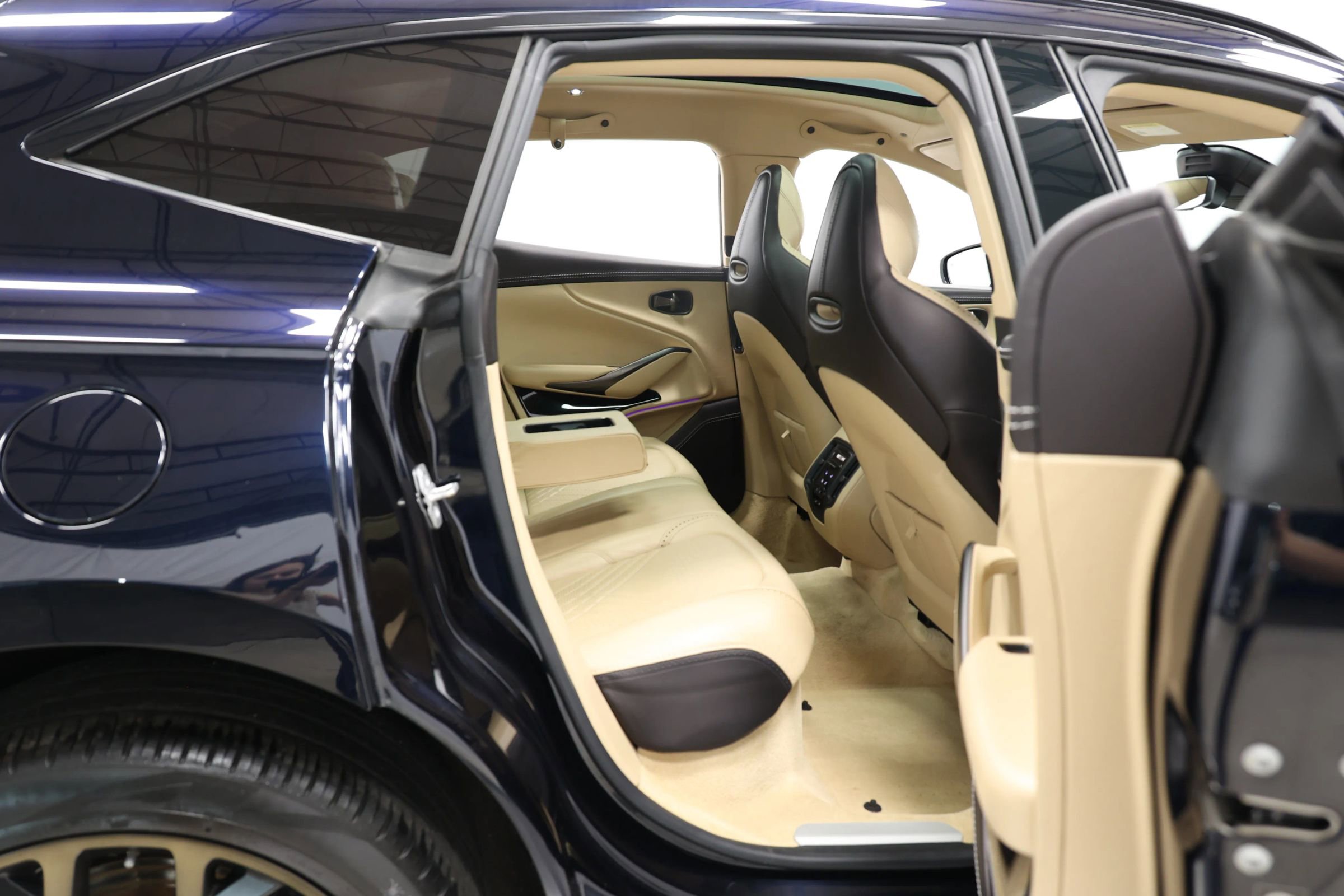 Used 2021 Aston Martin DBX image 78