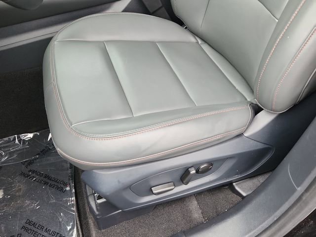 Used 2025 Ford Explorer Active w/ Active Comfort Package image 8