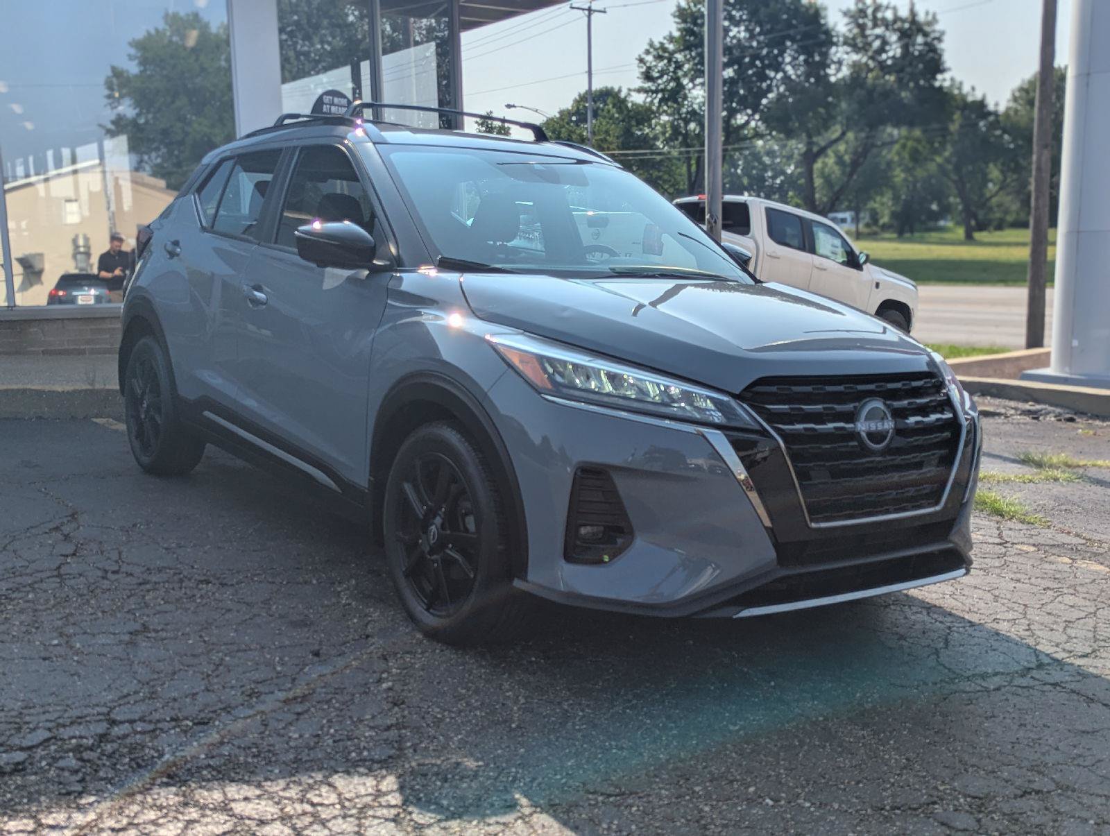 Used 2023 Nissan Kicks SR w/ Exterior Package FWD image 1