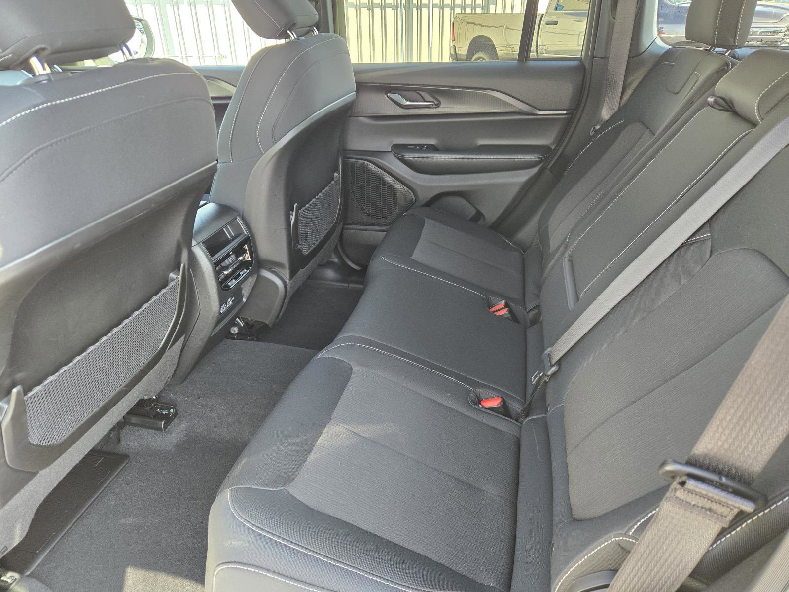 Used 2025 Jeep Grand Cherokee Laredo X image 26