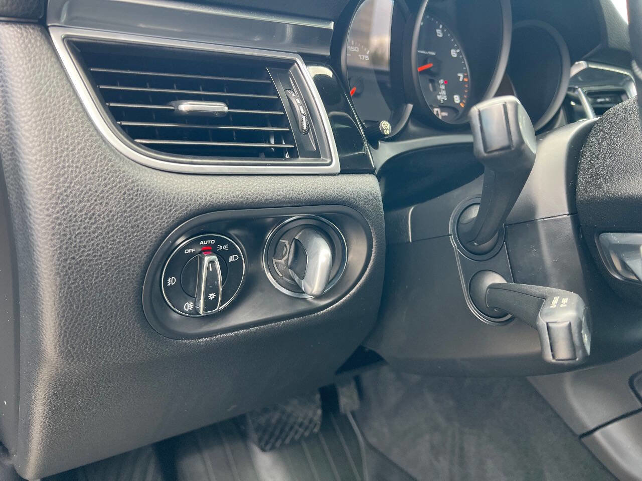 Used 2018 Porsche Macan image 9