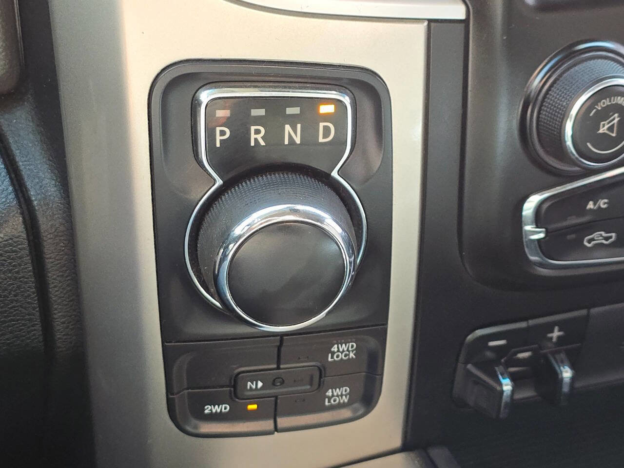 Used 2016 RAM 1500 Classic SLT w/ SLT Plus D￩cor Group image 25