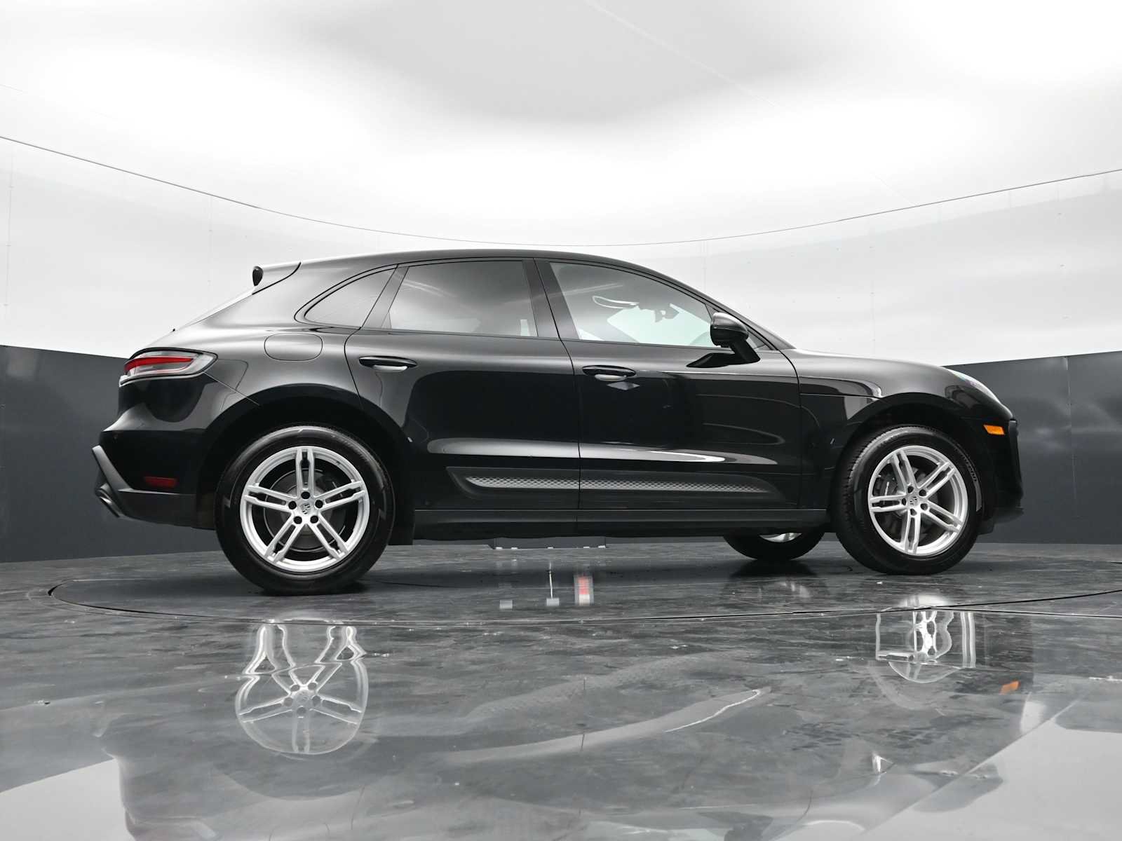 Certified 2024 Porsche Macan AWD/4WD image 40