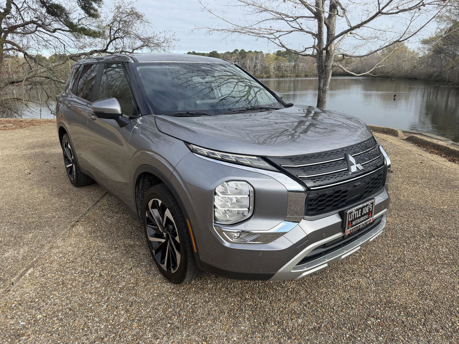 Used 2022 Mitsubishi Outlander SE image 1