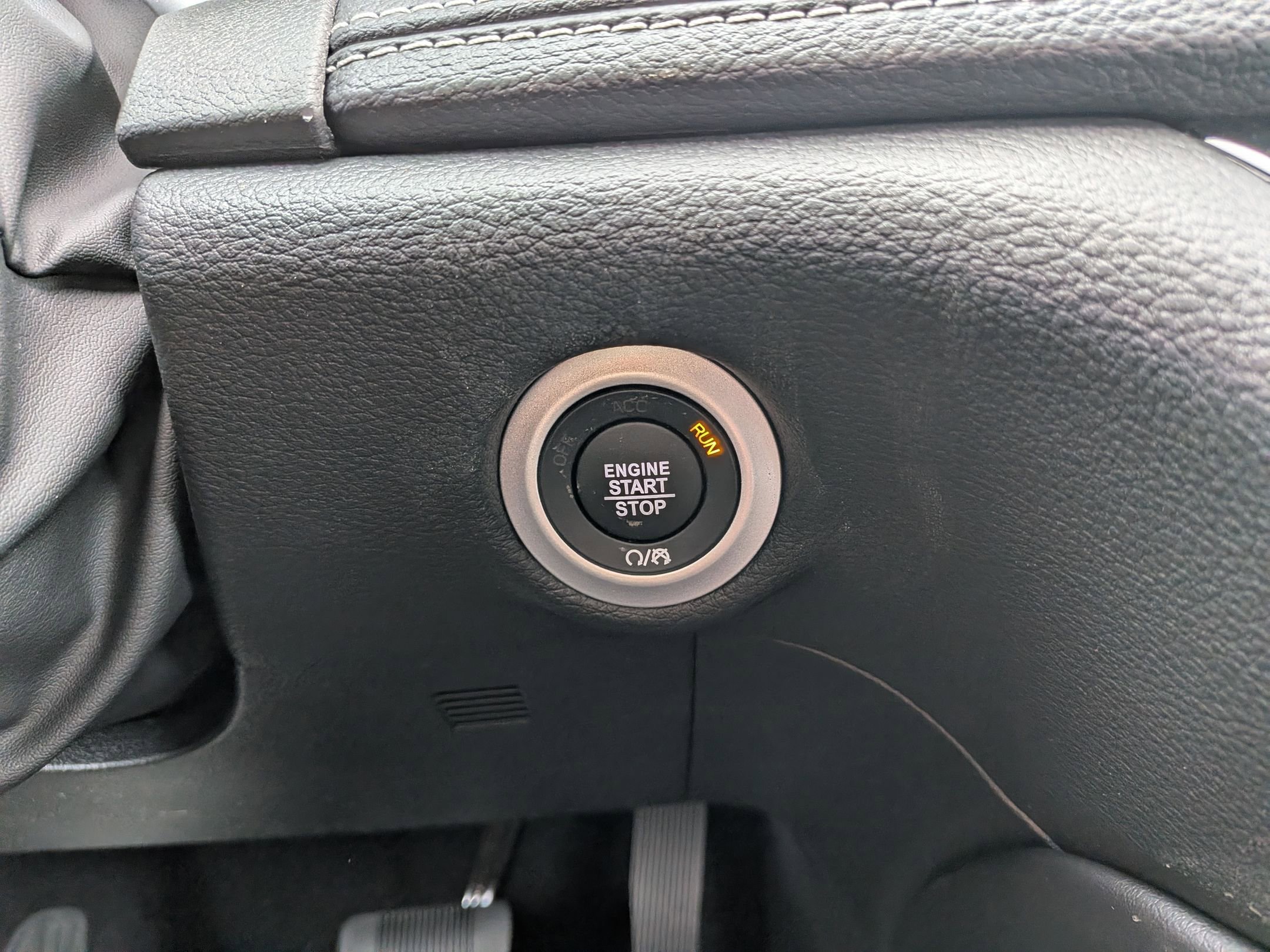 New 2026 Chrysler Pacifica Limited w/ Uconnect Theater Family Group image 15