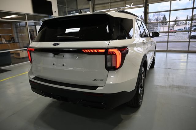 Used 2025 Ford Explorer ST-Line w/ ST-Line Street Pack AWD/4WD image 5