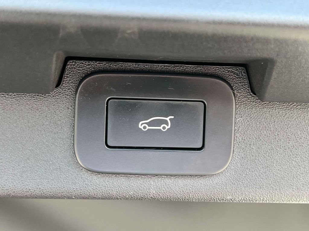 Used 2025 Land Rover Discovery Dynamic SE AWD/4WD image 14