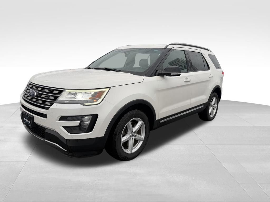 Used 2016 Ford Explorer XLT w/ Equipment Group 202A AWD/4WD image 2
