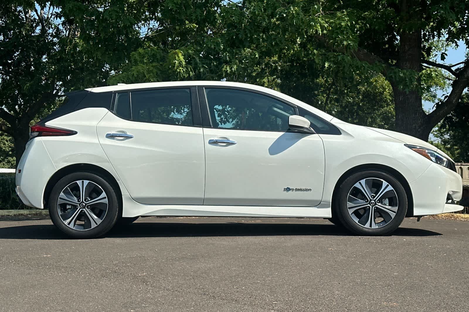 Used 2018 Nissan Leaf SV w/ SV Technology Package FWD image 8