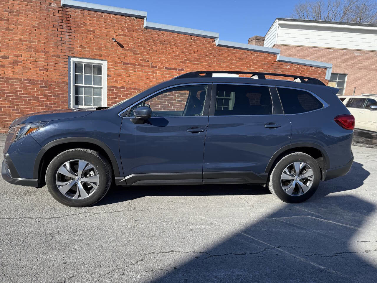 Used 2024 Subaru Ascent Premium w/ Convenience Package image 1