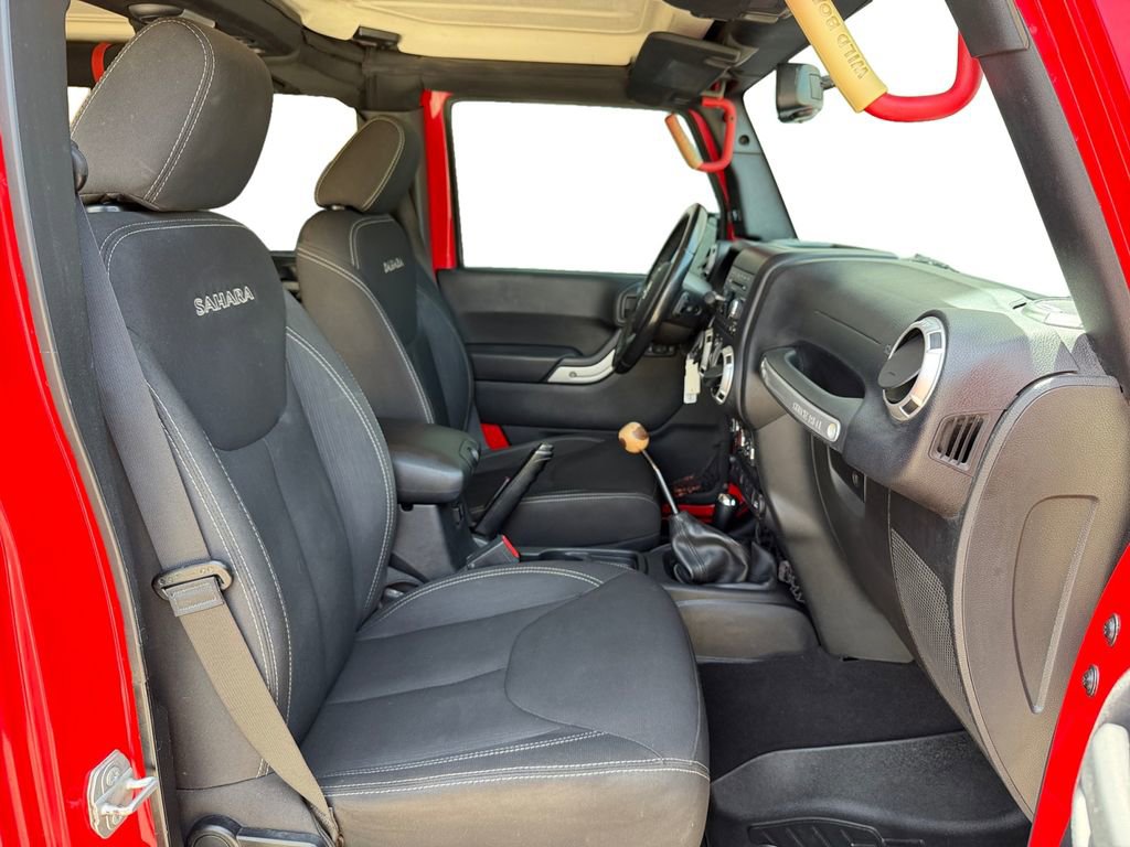 Used 2016 Jeep Wrangler Unlimited Sahara w/ Connectivity Group AWD/4WD image 18