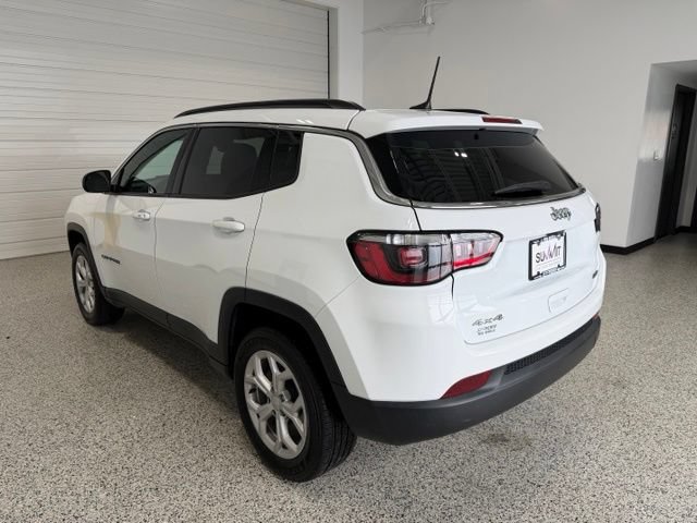 Used 2024 Jeep Compass Latitude w/ Convenience Group AWD/4WD image 5