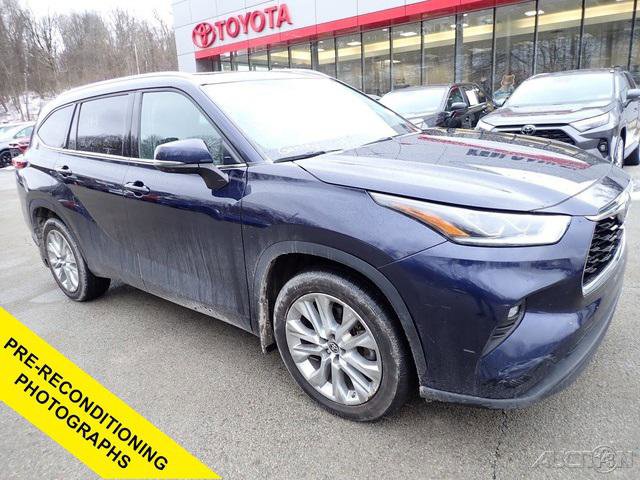Certified 2022 Toyota Highlander Limited image 1