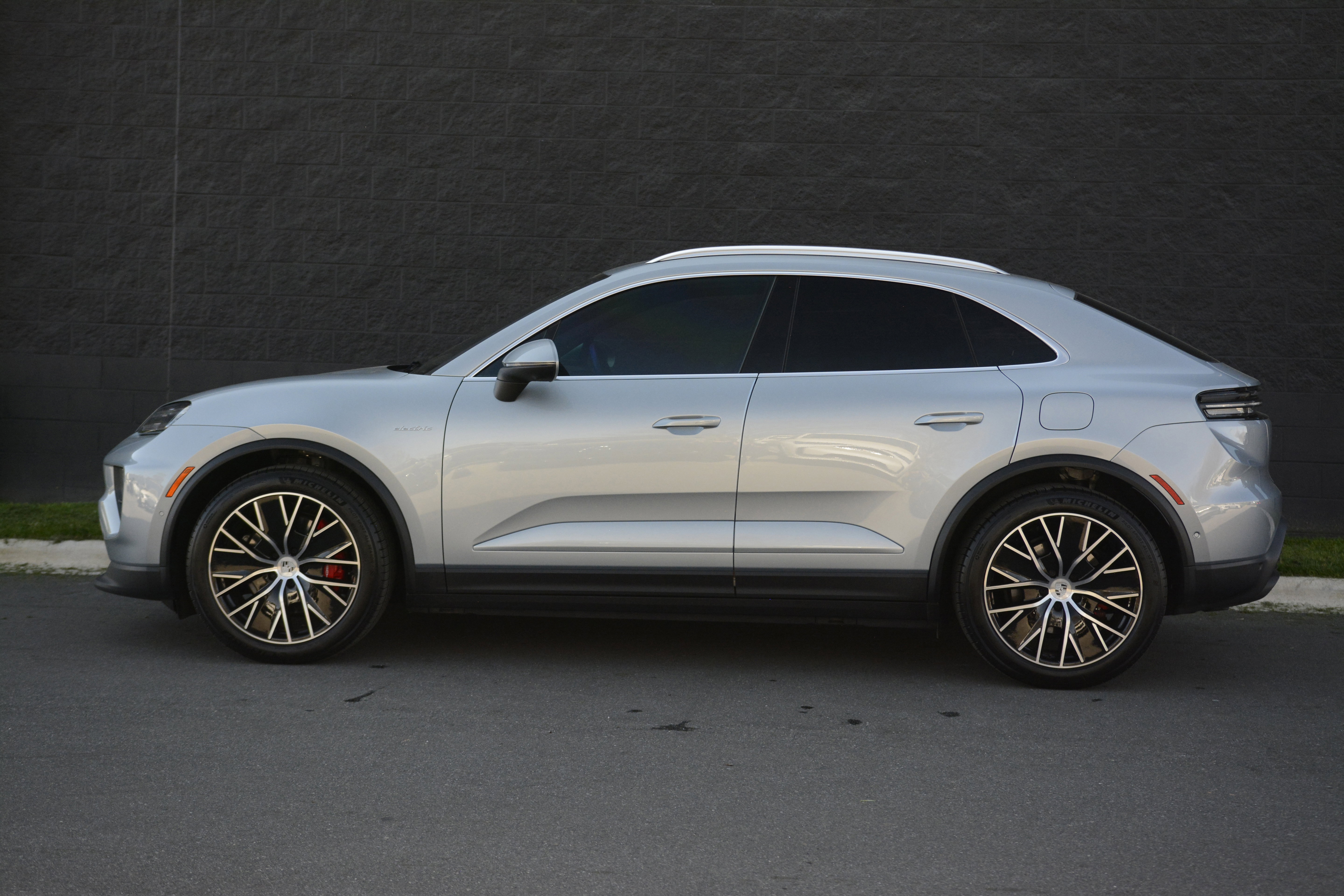 Certified 2025 Porsche Macan 4S Electric image 2
