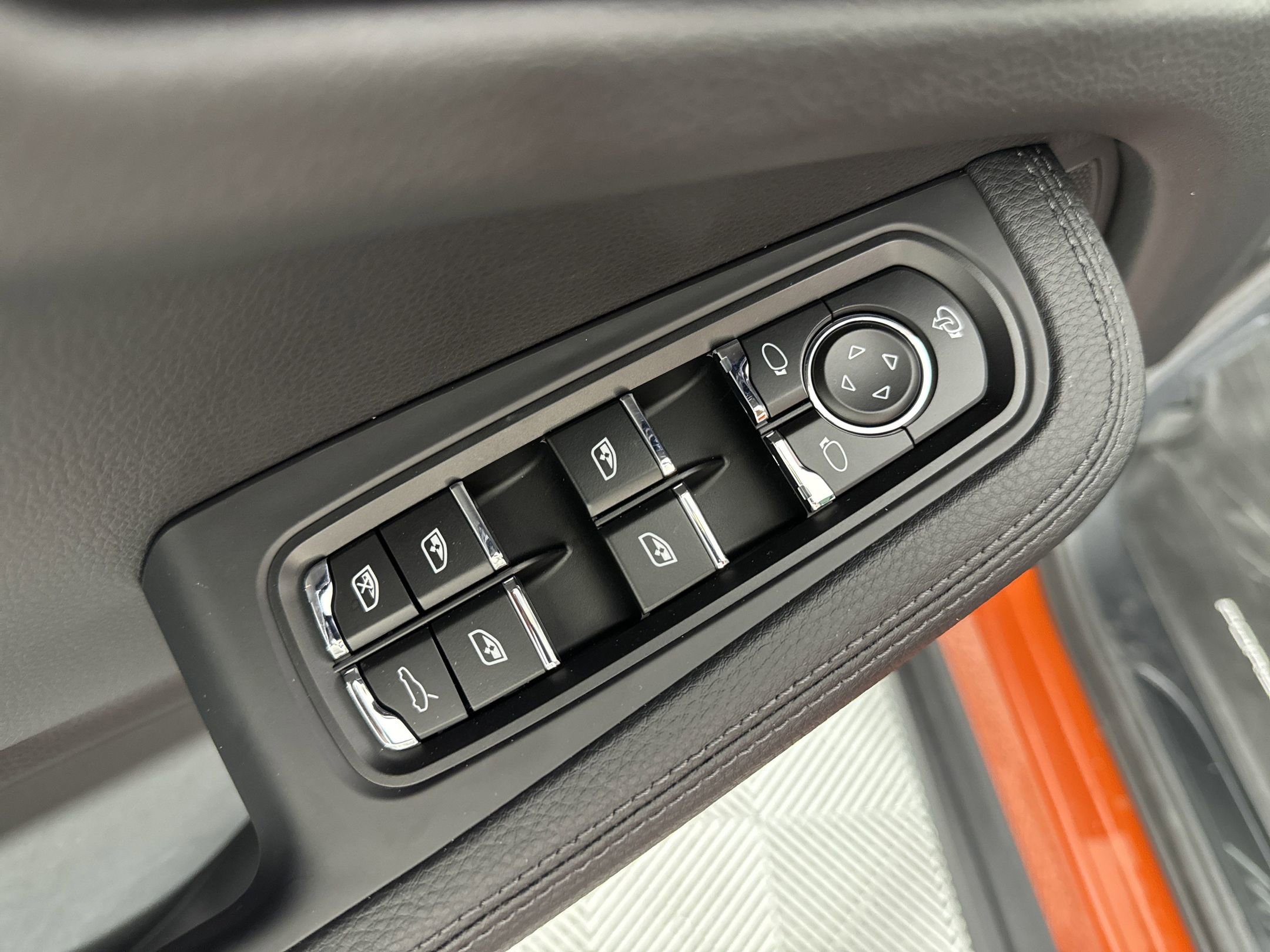 Used 2025 Porsche Macan image 13