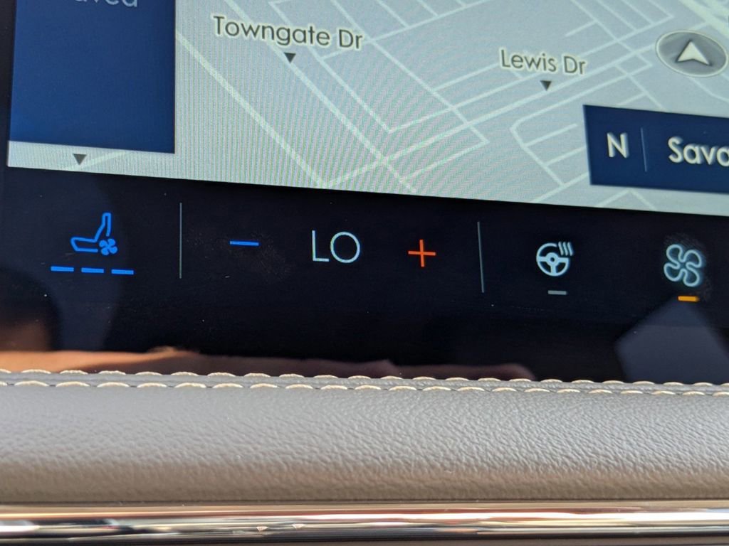 New 2025 Lincoln Corsair Reserve w/ Equipment Group 202A image 25