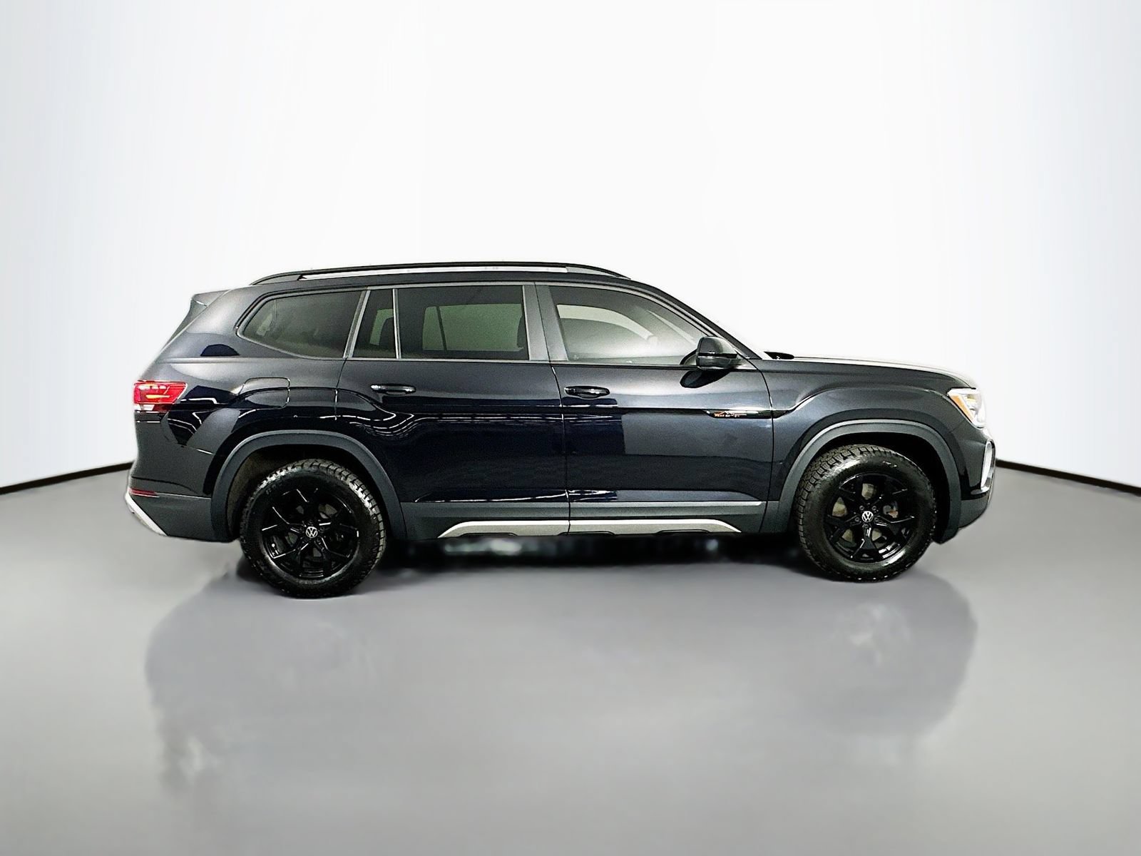 Used 2024 Volkswagen Atlas Peak Edition SE AWD/4WD image 9