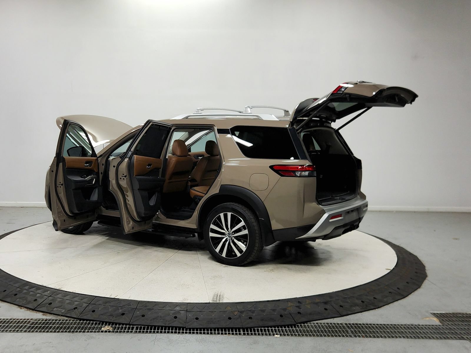 Used 2023 Nissan Pathfinder Platinum w/ Cargo Package AWD/4WD image 14