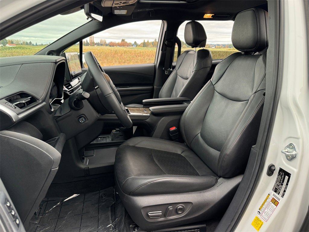 Certified 2025 Toyota Sienna Platinum image 9