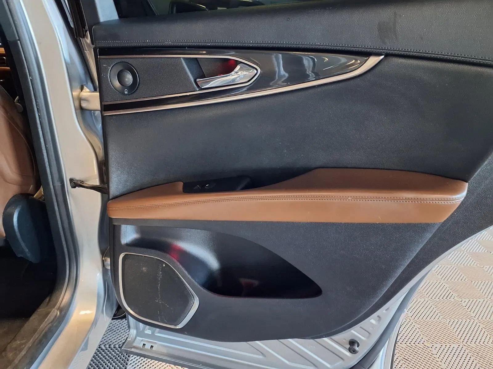 Used 2022 Lincoln Nautilus Reserve image 11