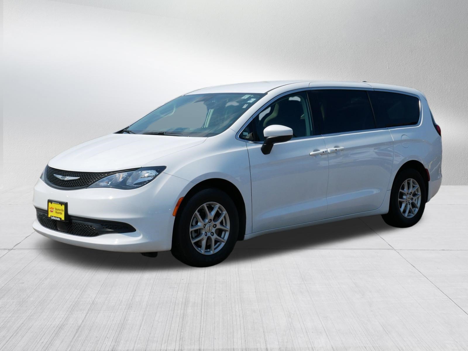 Used 2023 Chrysler Voyager LX FWD image 3