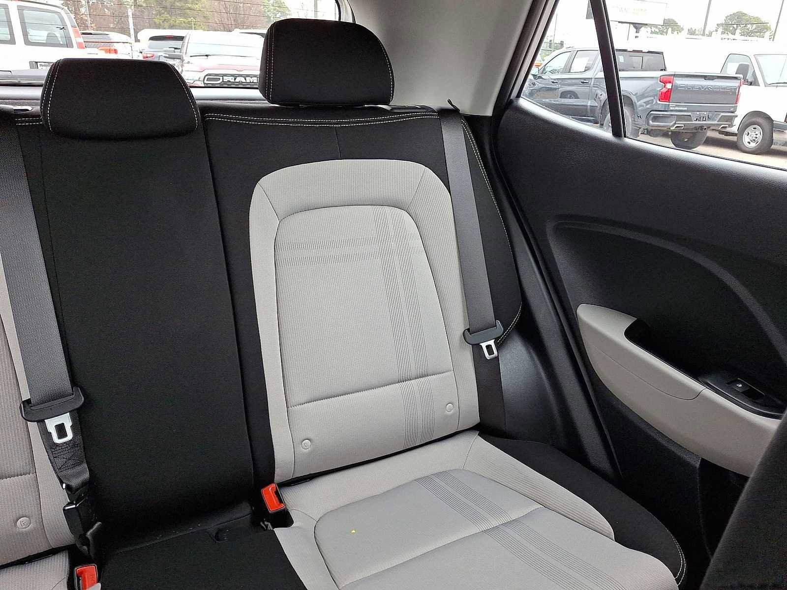 Used 2025 Hyundai Venue SEL image 15