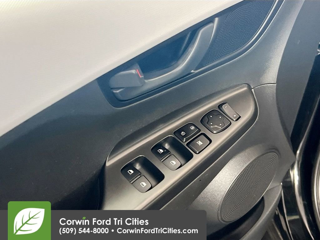 Used 2021 Hyundai Kona SE image 12